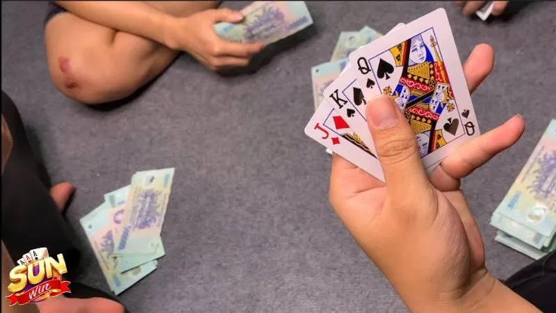 Liêng là một trò chơi đánh bài rất quen thuộc với bộ bài tây 52 lá Liêng là một trò chơi đánh bài rất quen thuộc với bộ bài tây 52 lá